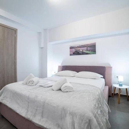 Brand New Aprt With Backyard In Lycabettus Hill ! Atenas Exterior foto