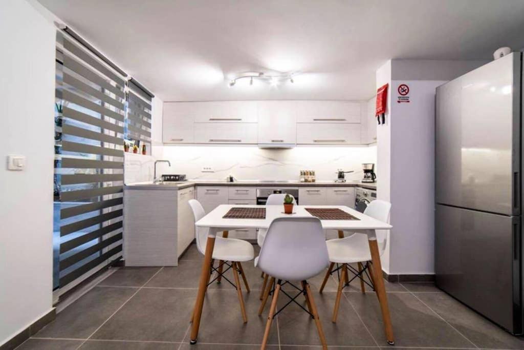 Brand New Aprt With Backyard In Lycabettus Hill ! Atenas Exterior foto