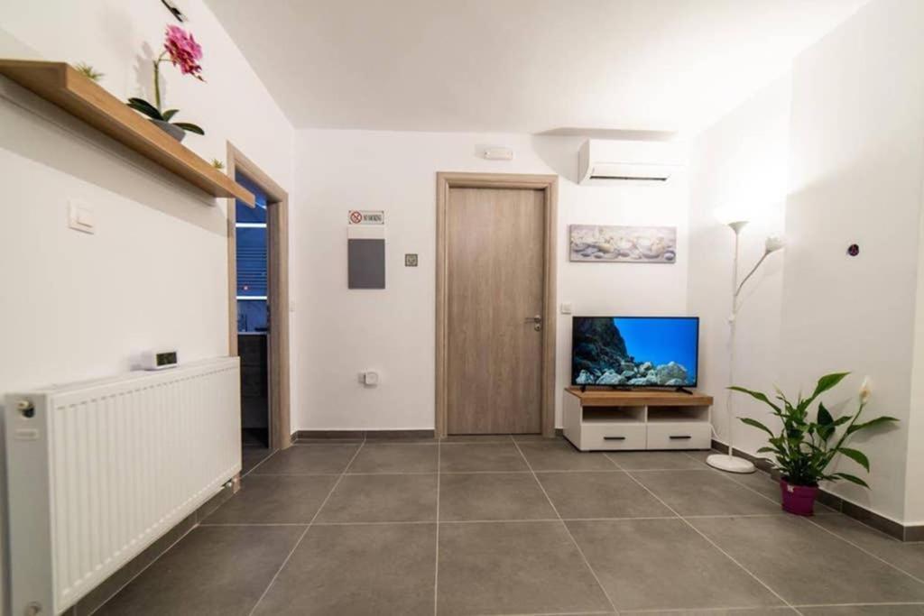 Brand New Aprt With Backyard In Lycabettus Hill ! Atenas Exterior foto