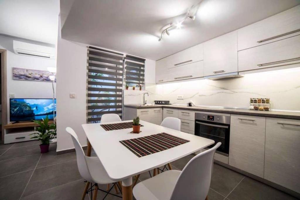 Brand New Aprt With Backyard In Lycabettus Hill ! Atenas Exterior foto